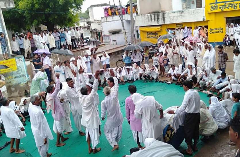 दंगल में प्रस्तुतियों पर झूमे श्रोता दंगल में प्रस्तुतियों पर झूमे श्रोता