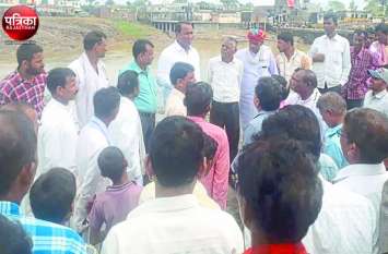 Minister of State Bamnia visited the areas affected by excess rain राज्यमंत्री बामनिया ने किया अतिवृष्टि प्रभावित इलाकों का दौरा, क्षतिग्रस्त सडक़ों और पुलिया की मरम्मत के निर्देश