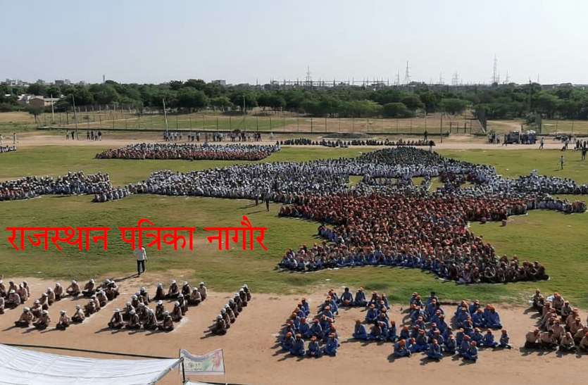 Students made India in the stadium on Bapu's birth anniversary बापू की जयंती पर स्टेडियम में विद्यार्थियों ने बनाया भारत, दिया अखंडता व एकता का संदेश