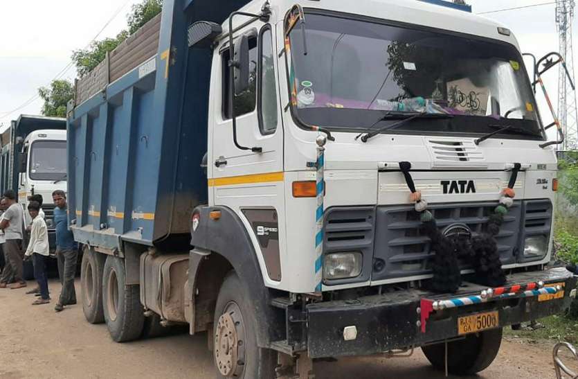 बजरी का डम्पर स्कूल वैन से अड़ा, हादसा टला, लोगों ने लगाया जाम बजरी का डम्पर स्कूल वैन से अड़ा, हादसा टला, लोगों ने लगाया जाम