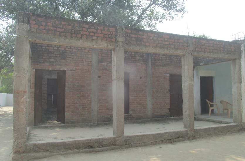 जर्जर भवनों में ही लग रही हैं कक्षाएं जर्जर भवनों में ही लग रही हैं कक्षाएं