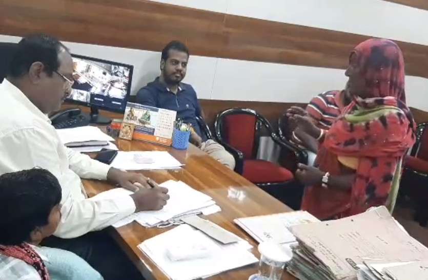 शर्मनाक! कलयुगी बेटे ने मां से की मारपीट, धक्के मारकर घर से निकाला शर्मनाक! कलयुगी बेटे ने मां से की मारपीट, धक्के मारकर घर से निकाला