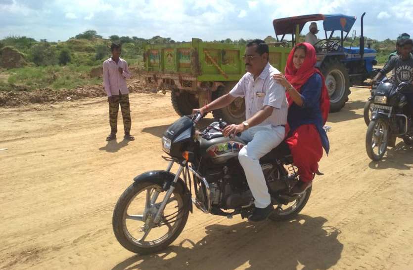 Flood in Chambal River बाइक पर बैठकर पहुंची कलेक्टर बाढ़ पीडि़तों के बीच
