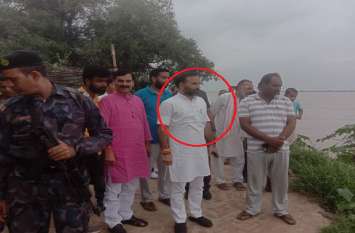 bjp mla meat flood victims after one weeak in chandauli जब खत्म होने लगी बाढ़ की त्रासदी, तब पीड़ितों का हाल जानने पहुंचे भाजपा विधायक सुशील सिंह