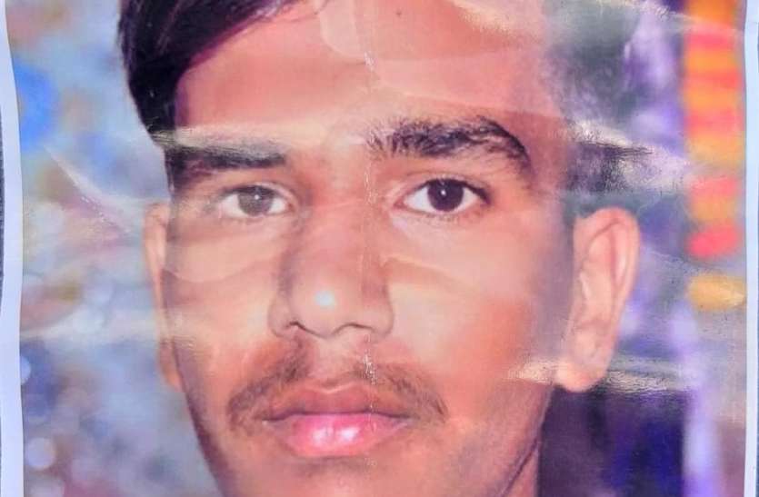 तीन दिन से लापता छात्र का शव तालाब के पास से बोरे में मिला तीन दिन से लापता छात्र का शव तालाब के पास से बोरे में मिला