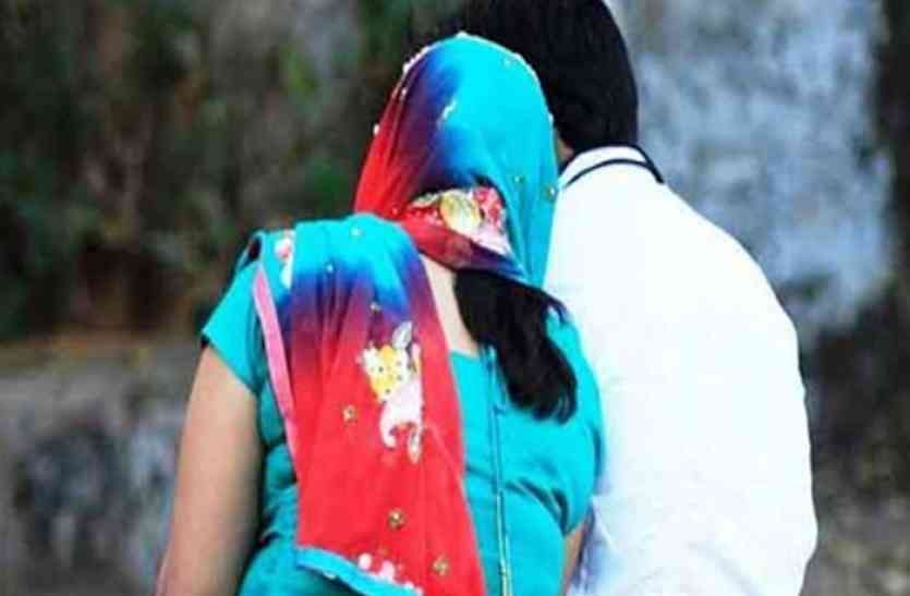 पत्नी के साथ रात को आराम से सोया था युवक, सुबह झाड़ियों में मिला इस हालत में कि मच गया हड़कम्प पत्नी के साथ रात को आराम से सोया था युवक, सुबह झाड़ियों में मिला इस हालत में कि मच गया हड़कम्प