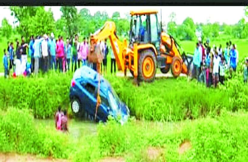 पिकनिक मनाने निकले थे 5 दोस्तों की कार नहर में गिरी, सभी ने तैरकर बचाई अपनी जान पिकनिक मनाने निकले थे 5 दोस्तों की कार नहर में गिरी, सभी ने तैरकर बचाई जान