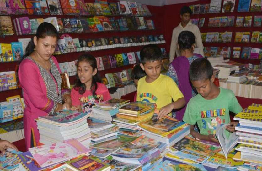 बच्चों को किताबों, दिमागी खेल-खिलौनों के संग मोह रहीं कठपुतलियां बच्चों को किताबों, दिमागी खेल-खिलौनों के संग मोह रहीं कठपुतलियां