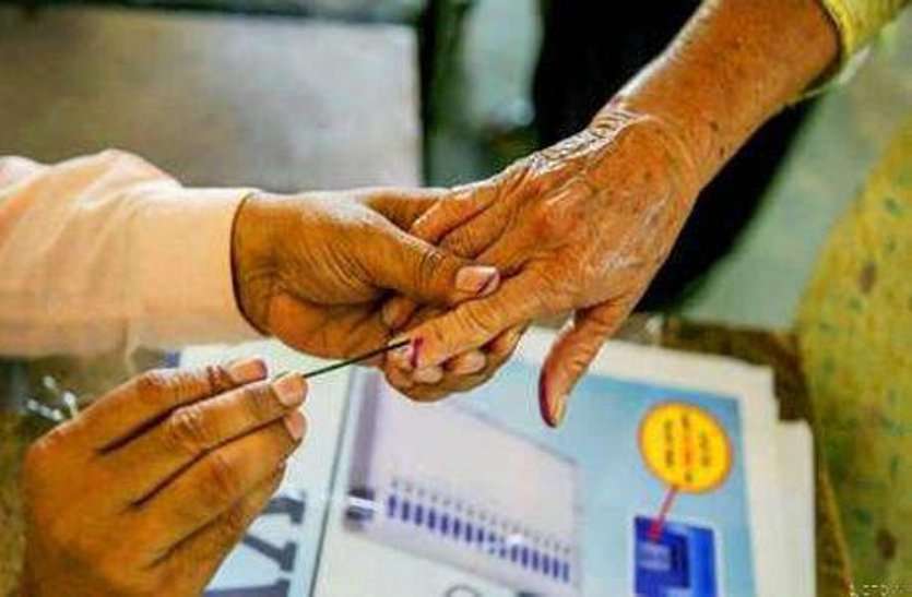 एक तरफ नक्सली चुनाव का कर रहे बहिष्कार, दूसरी तरफ दो दिन पहले आत्मसमर्पित इनामी नक्सली ने किया मतदान एक तरफ नक्सली चुनाव का कर रहे बहिष्कार, दूसरी तरफ दो दिन पहले आत्मसमर्पित इनामी नक्सली ने किया मतदान