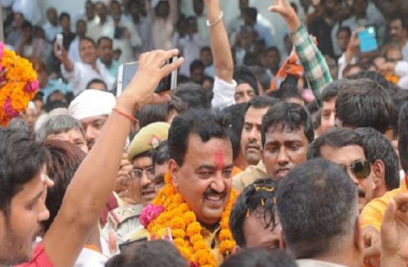 डिप्टी सीएम पहुंचे मुंबई, लिया नया घर, यूपी के घर में खोला हेल्पलाइन सेंटर डिप्टी सीएम पहुंचे मुंबई, लिया नया घर, यूपी के घर में खोला हेल्पलाइन सेंटर