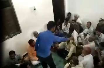 Bjp Congress Worker Fight VIDEO In Madhya Pradesh देखें वीडिओ, भिड़े भाजपा-कांग्रेस कार्यकर्ता, धक्का-मुक्की और हाथापाई