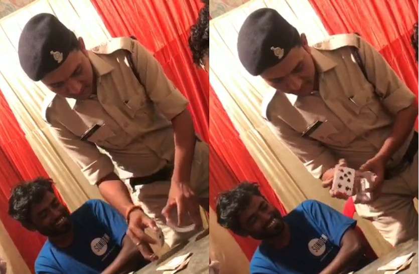 Video viral of Chhattisgarh cop वर्दी पहनकर जुआ खेलना आरक्षक को पड़ा महंगा, वीडियो वायरल, लोगों ने उड़ाया मजाक