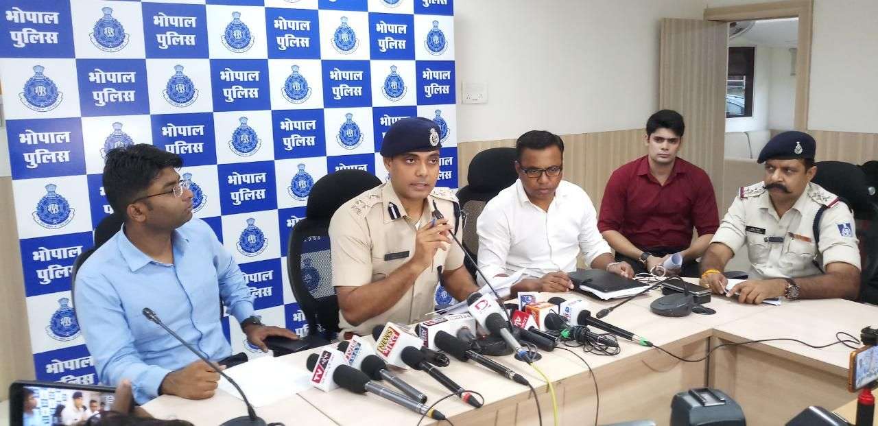 Murder crime bhopal : Caught rogue with pistol gun reward of 20000