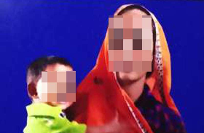घुटने के बल चलते हुए 8 माह के मासूम बेटे ने पकड़ लिया मोबाइल चार्जर, फिर पल भर में मातम में बदल गईं खुशियां घुटने के बल चलते हुए 8 माह के मासूम बेटे ने पकड़ लिया मोबाइल चार्जर, फिर पल भर में मातम में बदल गईं खुशियां