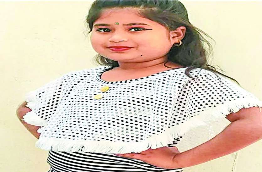 बिटिया दिवस पर तेज रफ्तार की कहर से उजड़ गया परिवार, बेटी की सिर कुचली लाश देखकर पिता को आया हार्ट अटैक बिटिया दिवस पर तेज रफ्तार की कहर से उजड़ गया परिवार, 10 साल की बेटी की सिर कुचली लाश देखकर पिता को आया हार्ट अटैक