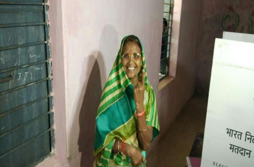 ओजस्वी मंडावी व देवती कर्मा ने किया मतदान, दंतेवाड़ा उपचुनाव में 11 बजे तक कुल इतने प्रतिशत हुुआ मतदान ओजस्वी मंडावी व देवती कर्मा ने किया मतदान, दंतेवाड़ा उपचुनाव में 11 बजे तक कुल इतने प्रतिशत हुुआ मतदान
