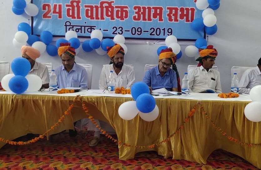 हंगामा नहीं बरपे इसलिए बनाया सुरक्षा घेरा, मामूली विरोध के बीच गंगमूल डेयरी की आमसभा संपन्न हंगामा नहीं बरपे इसलिए बनाया सुरक्षा घेरा, मामूली विरोध के बीच गंगमूल डेयरी की आमसभा संपन्न