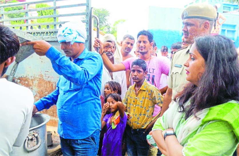 बाढ़ पीडि़तों के जख्मों पर मरहम का प्रयास बाढ़ पीडि़तों के जख्मों पर मरहम का प्रयास