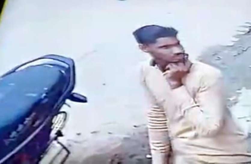 दिन दहाड़े बाइक चोरी सीसीटीवी में कैद दिन दहाड़े बाइक चोरी सीसीटीवी में कैद