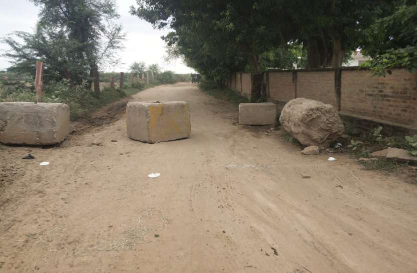 एक बार फिर अवैध बजरी परिवहन रोकने का प्रयास एक बार फिर अवैध बजरी परिवहन रोकने का प्रयास