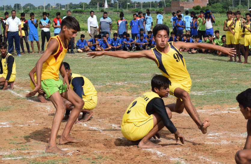 जीत के लिए खिलाडिय़ों ने दौड़ाया दिमाग, बहाया पसीना जीत के लिए खिलाडिय़ों ने दौड़ाया दिमाग, बहाया पसीना