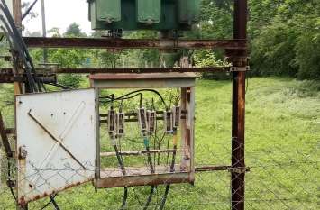 Power company smudge, cutout disturbances on transformer, line connect बिजली कंपनी की लीपापोती, ट्रांसफार्मर पर कटआऊट में गड़बड़ी, चालू तार से जोड़ रखी लाइन