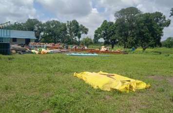 Mud spread in the fair yard due to continuous rain लगातार बारिश से मेला प्रांगण में फैला कीचड़