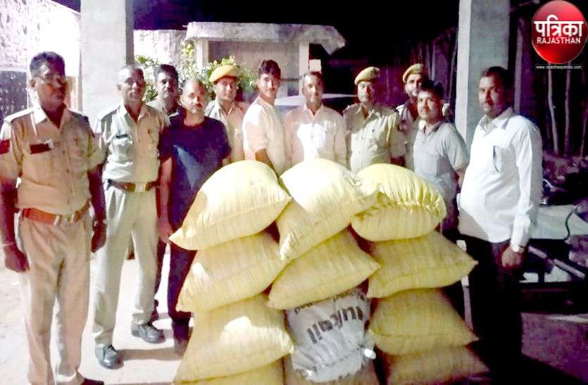 यहां नाकाबंदी देख कारों को छोडकऱ भागे तस्कर, पुलिस ने बरामद किया डोडा-पोस्त यहां नाकाबंदी देख कारों को छोडकऱ भागे तस्कर, पुलिस ने बरामद किया डोडा-पोस्त