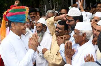 Chief Minister Gehlot listened for three hours public hearing मुख्यमंत्री गहलोत ने तीन घंटे सुनी जनता की फरियाद, 6 हजार से ज्यादा लोग पहुंचे जनसुनवाई में