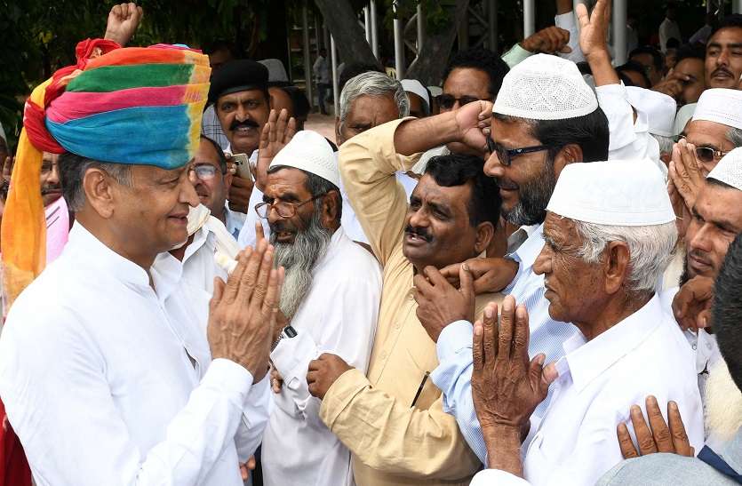 ashok gehlot मुख्यमंत्री गहलोत ने तीन घंटे सुनी जनता की फरियाद, 6 हजार से ज्यादा लोग पहुंचे जनसुनवाई में