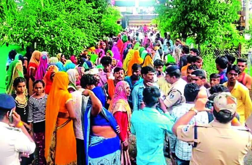 ‘खौफनाक’ बनी छेड़छाड़ : थाने पर समझौता कर लौट रहे किशोरी के परिजन की कर दी हत्या ‘खौफनाक’ बनी छेड़छाड़ : थाने पर समझौता कर लौट रहे किशोरी के परिजन की कर दी हत्या