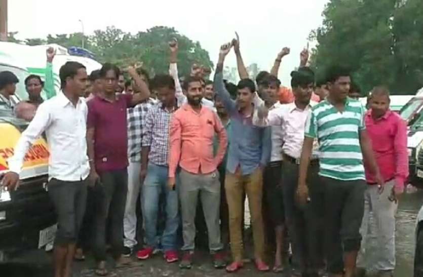 चालकों की हड़ताल से एम्बुलेंस के पहिये जाम, मच गया हड़कम्प, कर डाली ये मांगे चालकों की हड़ताल से एम्बुलेंस के पहिये जाम, मच गया हड़कम्प, कर डाली ये मांगे