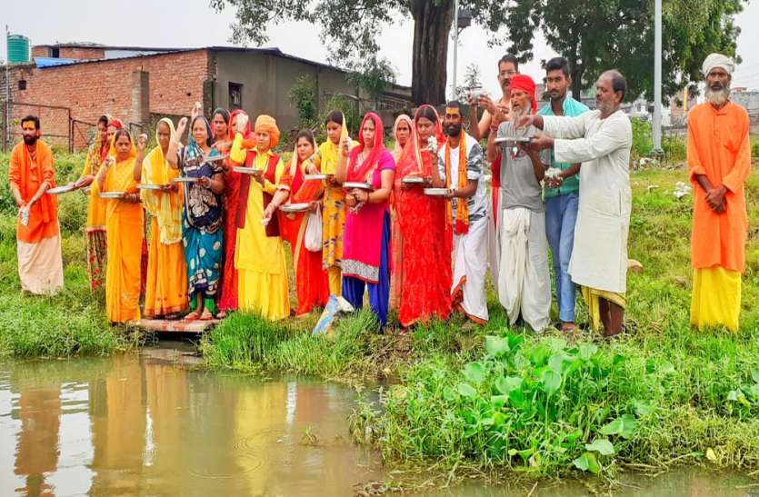 महिलाओं ने दिया मातृ शक्तियों को तर्पण,मनकामेश्वर उपवन घाट पर पूर्ण विधि-विधान से मनाई गई मातृ नवमी महिलाओं ने दिया मातृ शक्तियों को तर्पण,मनकामेश्वर उपवन घाट पर पूर्ण विधि-विधान से मनाई गई मातृ नवमी