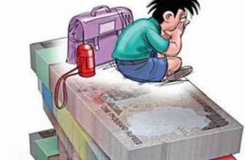 fifteen children denied exam for not submitting fees on time फीस देने में असमर्थ 15 छात्रों को खड़ा किया स्कूल के बाहर, परीक्षा देने से भी किया वंचित, छात्र ने कहा किया गया बेइज्जत