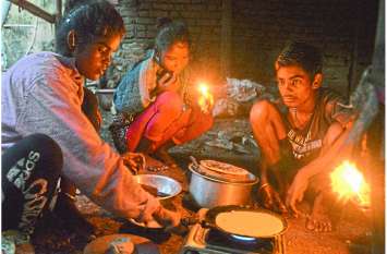 Flood in kota Division, Houses collapsed for Flood in kota बाढ़ से खण्डहर हुए आशियाने में 10 दिन बाद जला उम्मीदों का चूल्हा, हौसले की आंच पर सिकी रोटियां