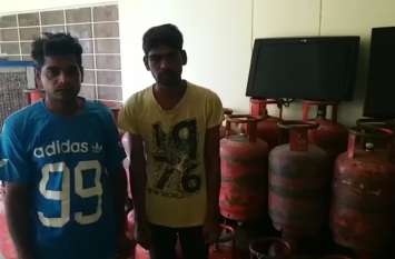 70 gas cylinders recovered from two Naqbajanas, stolen house or shop पुलिस भी रह गई हैरान, ये चोरों का ठिकाना है या फिर सिलेंडरों का गोदाम