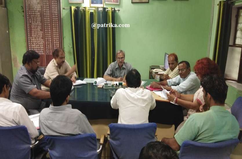 मांगों को लेकर छात्रों का हंगामा, प्राचार्य का किया घेराव, शहीद कैप्टन रिपुदमनसिंह राजकीय महाविद्यालय का मामला मांगों को लेकर छात्रों का हंगामा, प्राचार्य का किया घेराव, शहीद कैप्टन रिपुदमनसिंह राजकीय महाविद्यालय का मामला