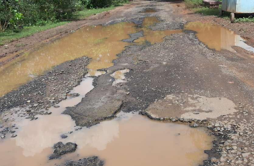 बारिश से 200 किमी की सड़कें खराब, पीडब्ल्यूडी ने मरम्मत के लिए मांगे 2 करोड़ बारिश से 200 किमी की सड़कें खराब, पीडब्ल्यूडी ने मरम्मत के लिए मांगे 2 करोड़