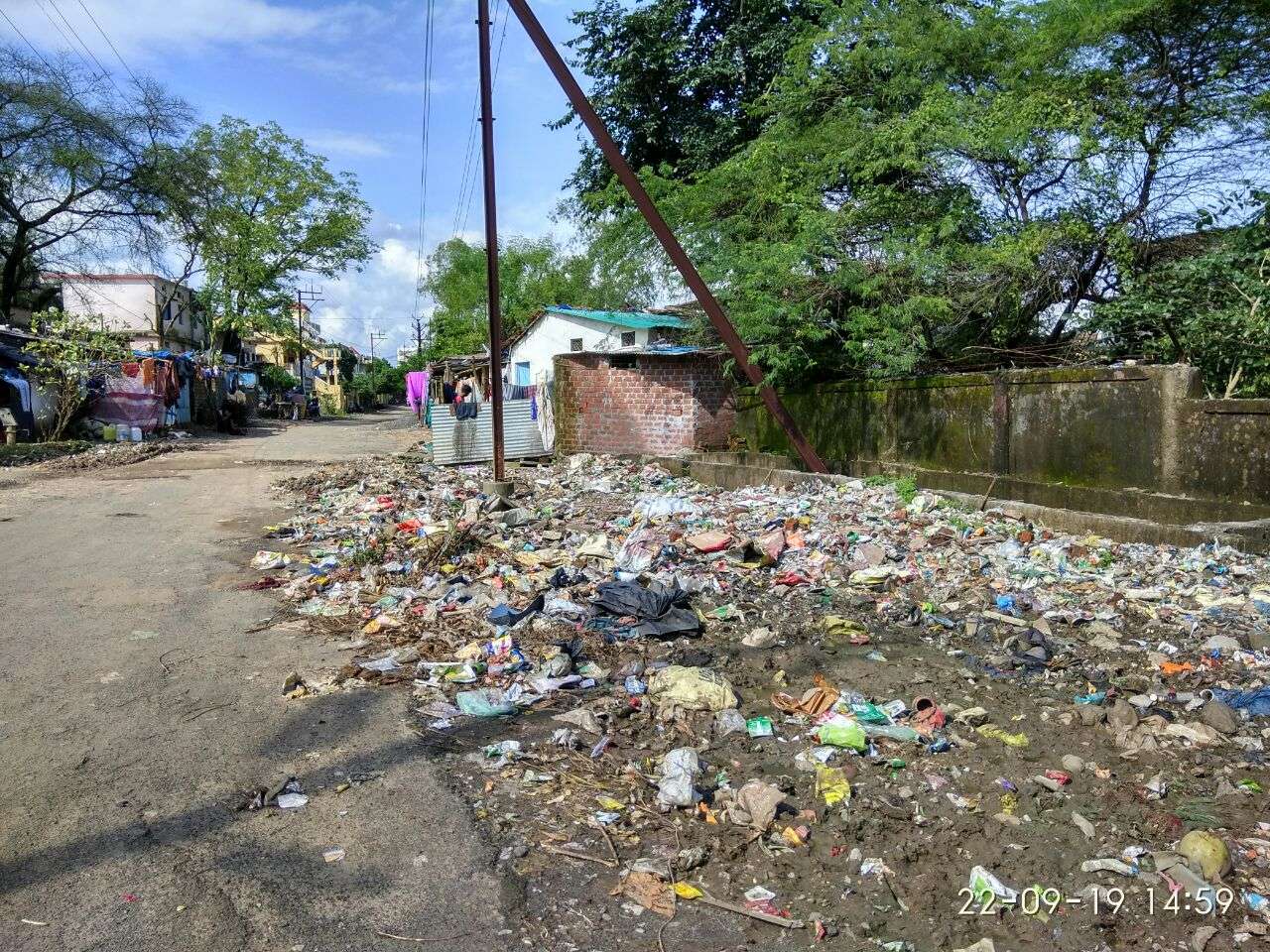 नगरपालिका की सफाई व्यवस्था को मुंह चिढ़ा रहे जगह-जगह लगे कचरे के ढेर