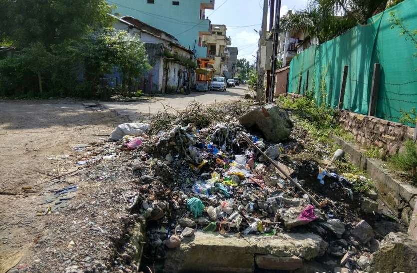 नगरपालिका की सफाई व्यवस्था को मुंह चिढ़ा रहे जगह-जगह लगे कचरे के ढेर नगरपालिका की सफाई व्यवस्था को मुंह चिढ़ा रहे जगह-जगह लगे कचरे के ढेर