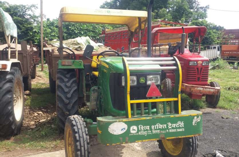रेत से भरे ट्रैक्टर को ग्रामीणों ने पुलिस को सौंपा रेत से भरे ट्रैक्टर को ग्रामीणों ने पुलिस को सौंपा