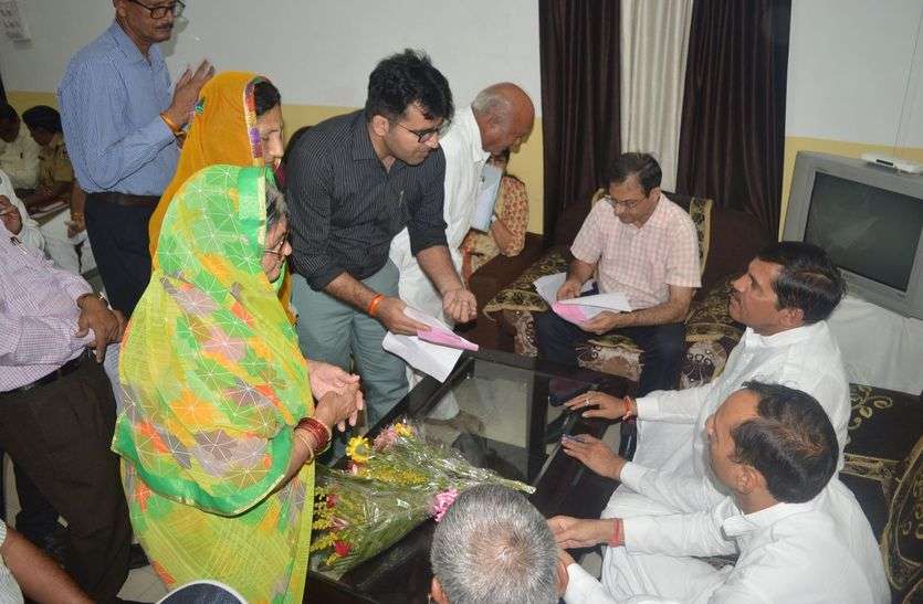 ऐसा क्या बोल गए मंत्री कि देखते रह गए शिकायत करने वाले ऐसा क्या बोल गए मंत्री कि देखते रह गए शिकायत करने वाले