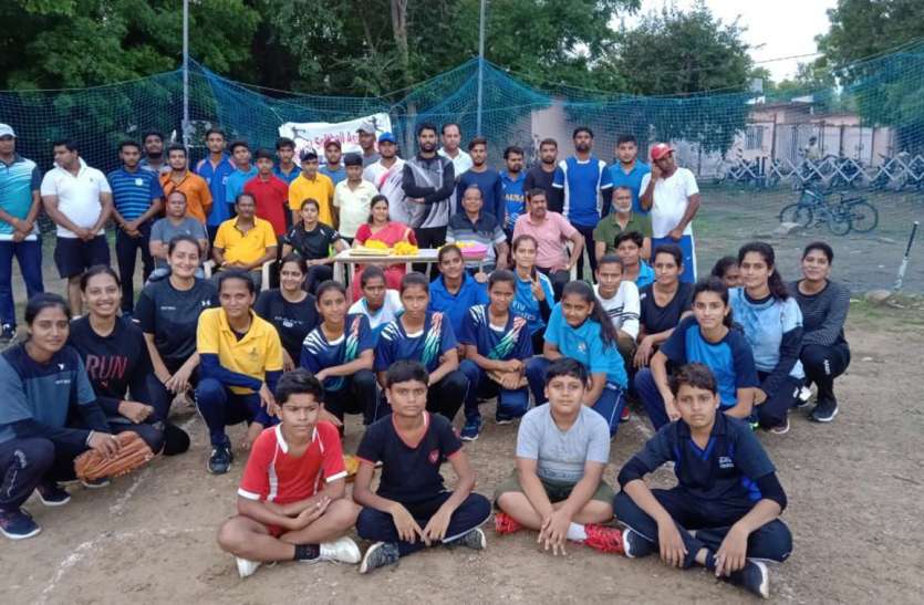 Jhalawar players will play in national softball after 37 years 37 साल बाद राष्ट्रीय साफ्टबॉल में खेलेगें झालावाड़ के खिलाड़ी