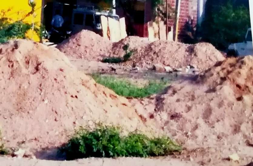 encroachment रेलवे ठेकदार ने कुनबी समाज की जमीन पर किया कब्जा