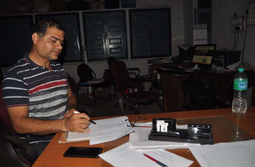 Unified District Information on School Education UDISE plus news यू-डाइस में इतना पीछे रह गए कि डिफॉल्टर में शामिल हो गया ये जिला