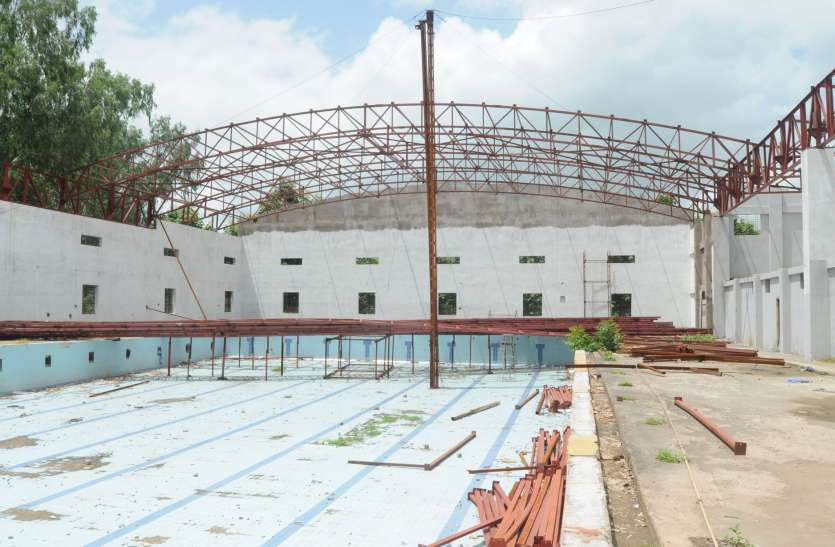 swimming pool in khandwa कॉन्ट्रेक्टर को थमाया नोटिस, जल्द आएगा विशेषज्ञों का दल