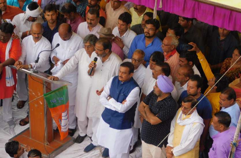 पूर्व मंत्री भूपेंद्र दे रहे थे भाषण, तभी टूट गया मंच, नेता एक दूसरे पर गिरे, दो घायल पूर्व मंत्री भूपेंद्र दे रहे थे भाषण, तभी टूट गया मंच, नेता एक दूसरे पर गिरे, दो घायल