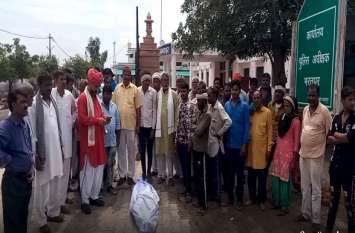 child death by fake doctor: Jholachhap doctor injection child dead झोलाछाप से कराया था इलाज, बच्चे की हुई दर्दनाक मौत, हंगामा