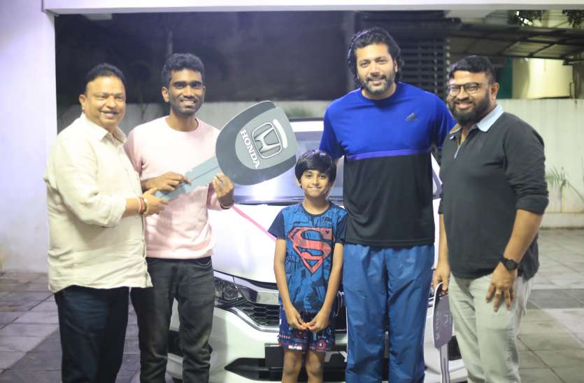 Director got Car as a Gift on the success of the film Comali: Tamilnadu , Chennai Box Office Tamilnadu: कोमाली को मिली सफलता और निर्देशक को मिला ये.........