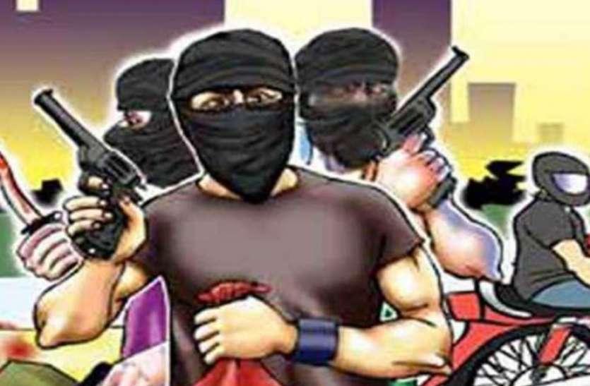 loot_1537892648.jpeg Noida: संयुक्त सचिव के बेटे को कार में बंधक बनाकर लूटा, पुलिस ने 24 घंटे में पकड़े बदमाश